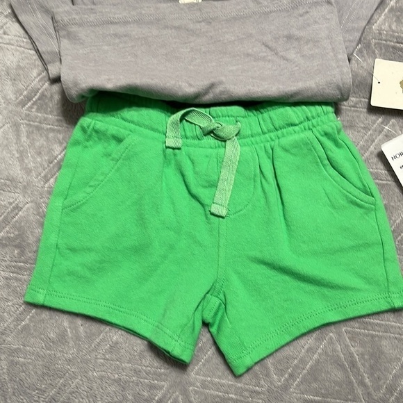 GRAPHIC Tee & Shorts Set - Picture 4 of 4